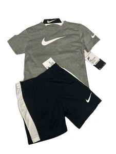Nuevo con etiquetas Conjunto Nike Niños Talla 4T Logo Swoosh Gris Camiseta Pantalones Cortos Negros Conjunto de 2 piezas - Imagen 1 de 6