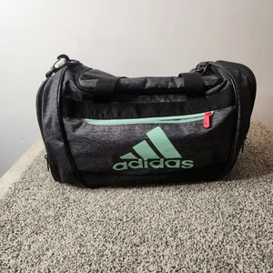 Adidas Defender Medium Seesack grau/türkis 23”x12”x13” mit Schultergurt (getragen) - Bild 1 von 9