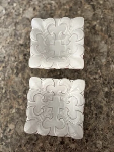 Zwei Mudpie Keramik Fleur de Lis Schmuck verziert weiß primitive Art Glasur 4" Quadrat! - Bild 1 von 3