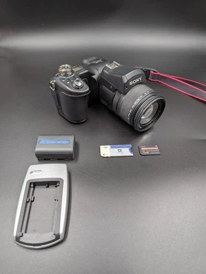 Good Condition Sony Cyber-Shot DSC-F828 8.0MP Digital Camera Black - Image 1 of 4