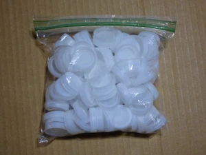 Lotto 100 Tappi a Vite Bottiglia Acqua Plastica Bianco Trasparente Arti e Mestieri Fornitura Hobby - Foto 1 di 1