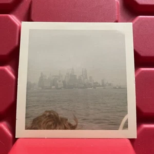 Fotografía de vacaciones en barco desde una distancia de la ciudad de Nueva York 3,5 x 3,5 vintage años 60 - Imagen 1 de 2