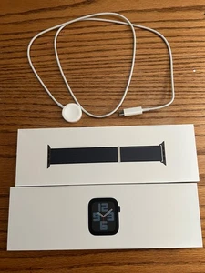Apple Watch SE 40mm GPS Minuit Boîtier en Aluminium avec Bracelet Sport Minuit - Photo 1 sur 6