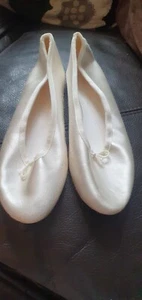 Women's ivory satin slipons size 6 - Picture 1 of 3