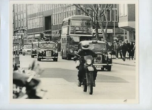 Tráfico en Holburn Central London - Foto de prensa 1984 - Imagen 1 de 2