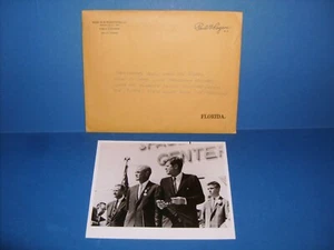  PRÄSIDENT JOHN F. KENNEDY MIT ASTRONAUT JOHN H. GLENN NASA NUMMERIERTES FOTO - Bild 1 von 4