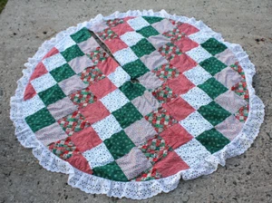 Vintage Patchwork Quilted Christmas Tree Skirt Handmade 60” Lace Edge Red Green - Bild 1 von 9