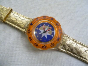 1993 Orologio Scuba 200 Swatch Golden Island cinturino in pelle W.R 656 piedi - Foto 1 di 3
