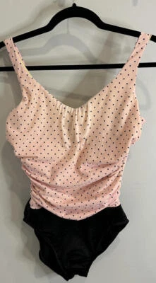 Traje de baño Miraclesuit para mujer rosa punto superior negro inferior de una pieza con aros fruncido Foto 1 de 4