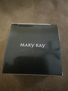 Mary Kay® Silky Setting Powder .28 Oz.  Light Beige - Picture 1 of 6