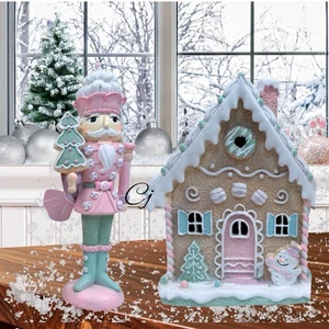 Weihnachten Rosa Lebkuchenhaus beleuchtet & Pastell Nussknacker Soldat Neu - Bild 1 von 9