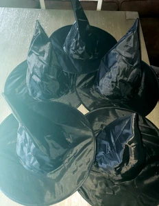 5 NUEVOS SOMBREROS DE BRUJA NEGROS SÓLIDOS DISFRAZ HALLOWEEN LOTE TALLA ÚNICA MUJERES/ADOLESCENTES - Imagen 1 de 1
