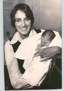 Cantante folclórico e icono musical JOAN BAEZ & Son Gabriel DE COLECCIÓN 1969 foto de prensa - Imagen 1 de 2