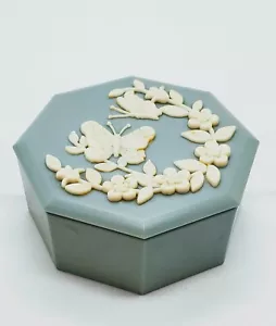 Plato baratija de acrílico moldeado azul pálido de mediados de siglo mariposas criadas - Imagen 1 de 6