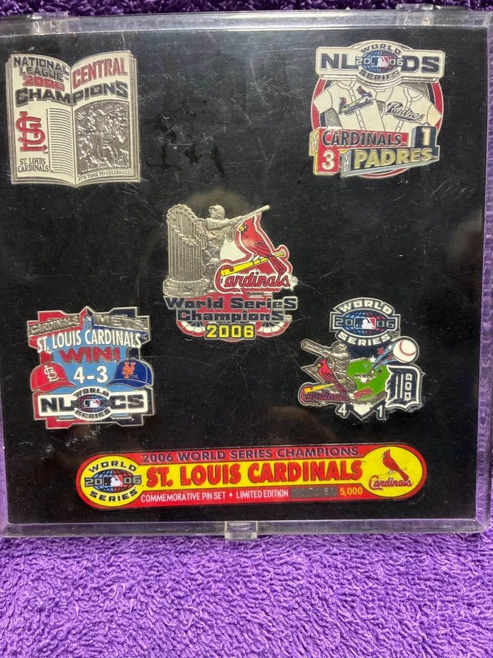 Alfileres Cardenales de San Luis Foto 1 de 1