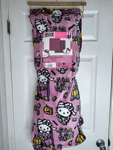 NUEVO CON ETIQUETAS Hello Kitty Halloween Manta Paquete de 2 Arco Calabazas Púrpura, Arco Calabazas Boo - Imagen 1 de 4