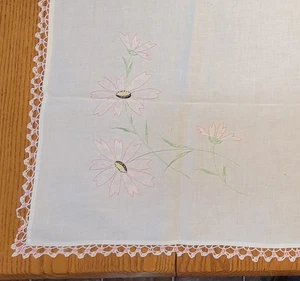 Vintage, bestickte Tischdecke. 36 Zoll x 40 Zoll Kleine Flecken und abgenutzte Stellen - Bild 1 von 2