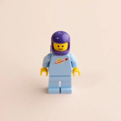 LEGO PALE BLUE & PURPLE CLASSIC SPACE SPACEMAN RETRO MINIFIGURE ASTRONAUT GIFT - image 1 of 3