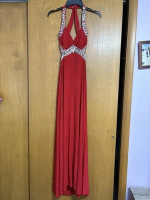 Vestido de noche halter rojo con escote adornado Foto 1 de 4