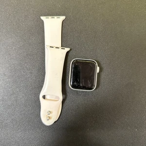 Apple Apple Watch Series 5 Nike - 40mm Silver Aluminum - GPS (Read Description) - Photo 1 sur 6