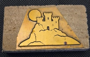 Stempel ➔ BURG auf BERG vor SONNE ➔ Vintage-Klischee ➔ RARITÄT *Metall auf Holz* - Bild 1 von 1