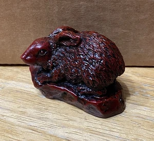 Kleiner Mahagoni roter Hase Häschen Sternzeichen Harz Deko Skulptur - Bild 1 von 4