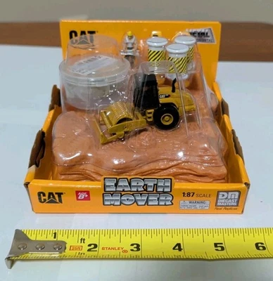 Rodillo vibratorio de tambor con pata de almohadilla CATERPILLAR 1:87 CAT CP56 DIECAST MASTERS 84490A Foto 1 de 4