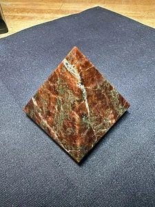 Seltener grün brauner Granat Kristall Mineral Edelstein Pyramide Präparat 555 - Bild 1 von 12