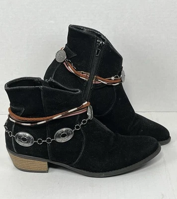 Botines con cadenas de concho marca Qupid de gamuza negra para mujer talla 8 Foto 1 de 4