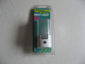 Intermatic Automatic Night Light Model GN11C - Picture 1 of 2