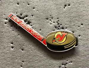 New Jersey Devils Puck & Stick NHL Hockey Pin - Imagen 1 de 1