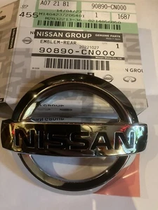 NEW GENUINE OEM 90890-CN000 REAR BADGE LOGO EMBLEM FOR NISSAN JUKE F15E 2010-14 - Picture 1 of 3