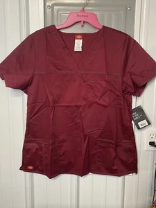 NEW Dickies Gen Flex Scrub Top Shirt WINE Junior Fit V-Neck Size Small NWT NOS - Foto 1 di 1