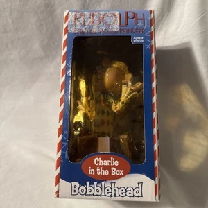2002 Rudolph la renna dal naso rosso disadattato Charlie nella scatola Bobble Head B08 - Foto 1 di 6