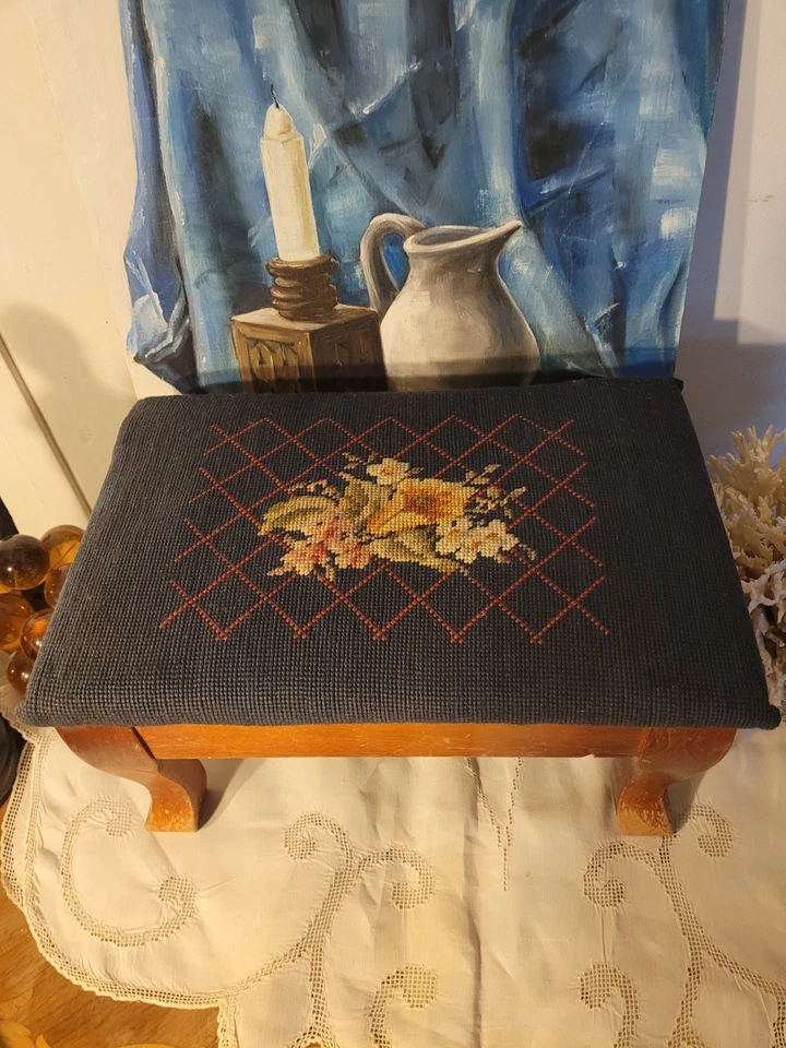 Винтажный антикварный деревянный табурет 1929 г. с вышивкой в цветочек - Изображение 1 из 4
