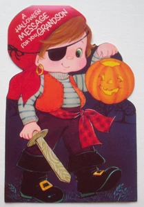 Tarjeta de felicitación de Halloween niño pirata truco o trato vintage años 70 WW24 - Imagen 1 de 3