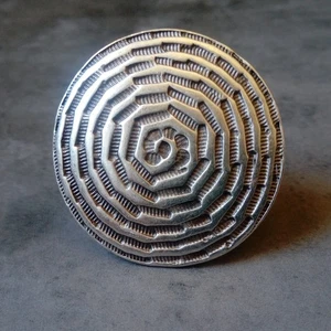 Design Ring versilbert verstellbar Schmuck Lagenlook Boho Leonardi Hippie Tribal - Bild 1 von 3