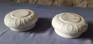 LOT DE 2 PYROGENES CENDRIERS PUBLICITAIRES BIERE TUDOR mil XXè Old MATCH STRIKER - Imagen 1 de 13