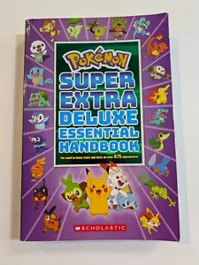 Scholastic Pokemon Super Extra Deluxe Handbook 875 Characters 2021 - Foto 1 di 2