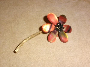 1960er unsignierte Miriam Haskell Blume Anstecknadel mit orange gestreiften Blütenblättern & schwarzen Perlen - Bild 1 von 6