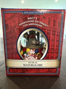 New 2001 Macy's Thanksgiving Day Parade 75th Anniversary Snow Globe Twin Towers