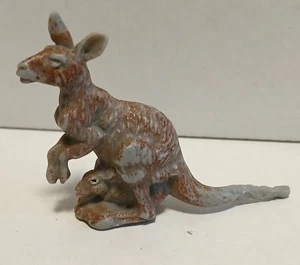 11 108 VEB Plaho / Marolin „Känguru mit Jungtier im Beutel“ - Bild 1 von 2