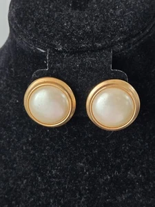 Elegantes Pendientes Vintage Liz Claiborne Alta Costura Imitación Perla Cabujón Clip Dorado - Imagen 1 de 8