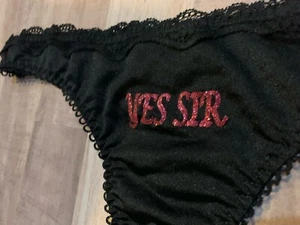 Nuevo sin etiquetas Rosa Brillo Brillante Chica Sí Sir Pinup Negro Sexy Tanga Bragas Talla XL - Imagen 1 de 6