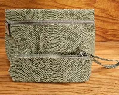 Juego de 2 bolsas de maquillaje CLINIQUE verde imitación piel de serpiente cremallera cierre tela lindada Foto 1 de 4