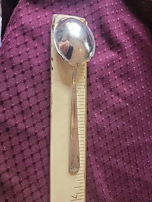 Cuchara de sopa o crema festoneada Rambler Rose de plata de ley Foto 1 de 4