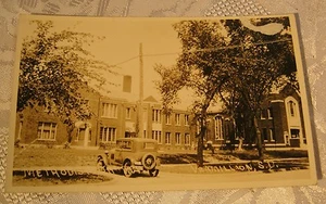 Methodistenkirche Vermillion S.D. & altes Auto Foto frühe Oldtimer Postkarte  - Bild 1 von 1