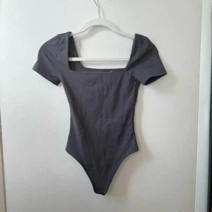 NWT Aritzia Babaton Contour Squareneck Short Sleeve Bodysuit Elegant Charcoal XS - Picture 1 of 4