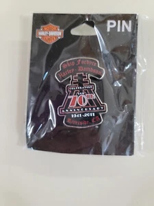 Harley Davidson Skip Fordyce California 70th Anniversary Pin Brandneu  - Bild 1 von 3