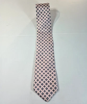 Corbata de seda Don Loper rosa con patrón de diamantes azules - 57" x 3" - Hecha en EE. UU. Foto 1 de 4